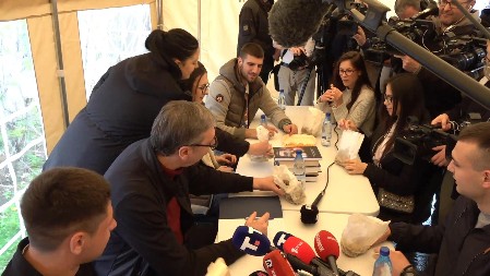 VUČIĆ DONEO GIRICE STUDENTIMA KOJI ŽELE DA UČE! Predsednik u poseti Pionirskom parku (VIDEO)