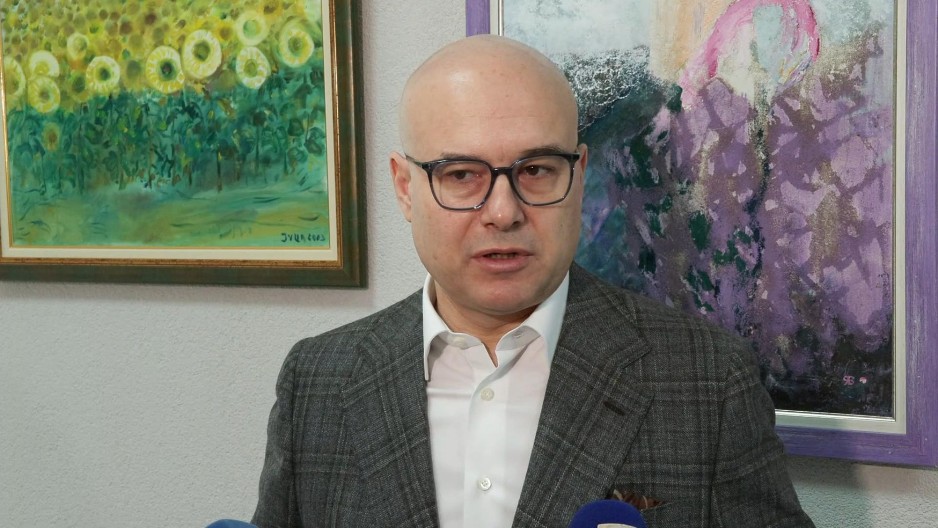 "NEKO SEBI DAJE ZA PRAVO DA SELEKTUJE NOVINARE I MEDIJE" Premijer Vučević osudio napad i blokadu "Informera"