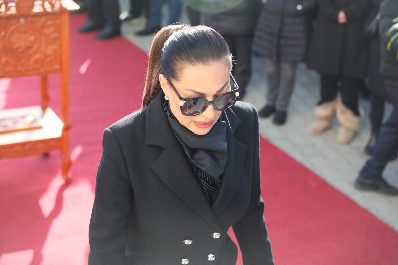 "BAŠ SE NAMUČIO, BOLEST JE POBEDILA" Ceca jedva progovorila o smrtnom slučaju u porodici kume