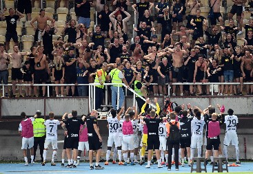 NEVIĐEN SKANDAL Umesto minuta ćutanja za preminule u Kočanima, navijači Škendije pevali OVK!