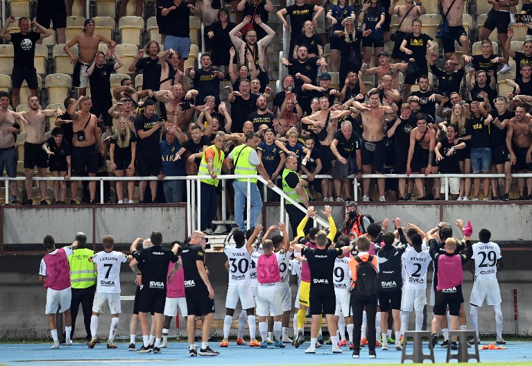 NEVIĐEN SKANDAL Umesto minuta ćutanja za preminule u Kočanima, navijači Škendije pevali OVK!