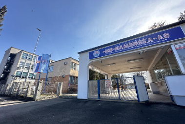 MLADIĆ KOJI JE POVREĐEN U NAMENSKOJ U LUČANIMA PREBAČEN U BEOGRAD Zadobio povredu šake