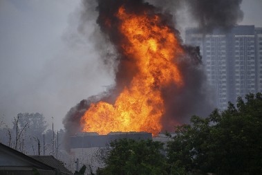 VATRA I DIM PROGUTALI GRAD! Malezija u plamenu, 63 osobe povređene (FOTO/VIDEO)