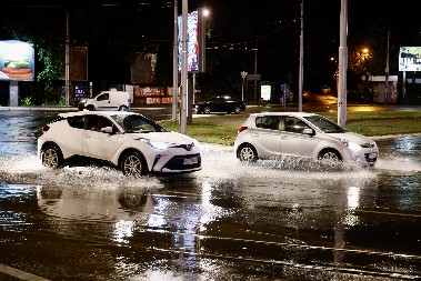 METEROLOZI NAJAVLJUJU HAOS! Beogradom PROTUTNJAO pljusak, ali to nije kraj!