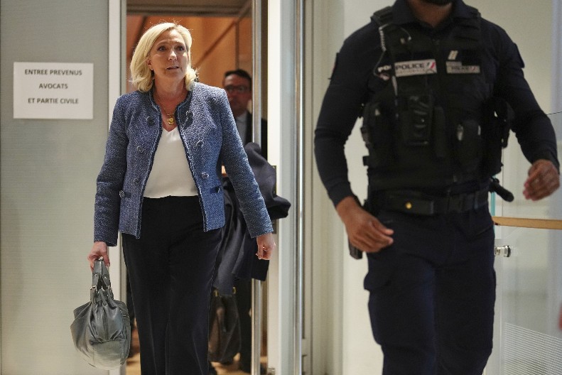 FRANCUZI KLJUČAJU OD BESA Sudija liberalnih fanatika šalje le Pen u zatvor, policija joj ispred kuće