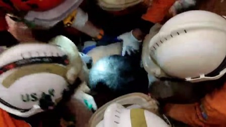 PET DANA PROVEO POD RUŠEVINAMA HOTELA! Ovo je pravo čudo, spasilačke službe Mjanmara objavile akciju spasavanja (VIDEO)