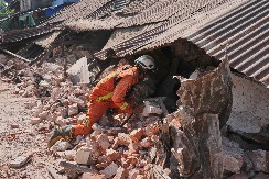 UNUKE I BAKA SATIMA BILE POD RUŠEVINAMA Otac mislio da su mrtve, one agoniju snimile telefonima (VIDEO)