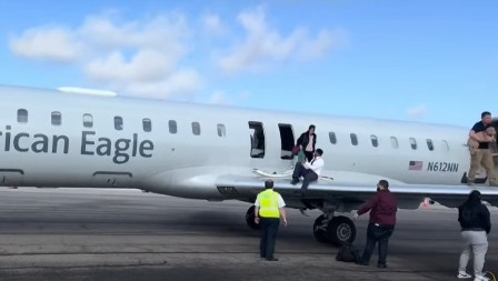 DRAMA U SAD, AVION PUN DIMA! Putnici skakali s krila, širi se snimak evakuacije (VIDEO)