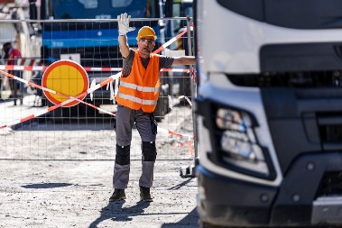 RADNICI KOPALI TEREN, PA NAIŠLI NA JEZIVO OTKRIĆE ISPOD ZEMLJE Mislili da je običan kamen, ali kada su ga podigli, otkrili su tajnu staru 2.000 godina! (FOTO)