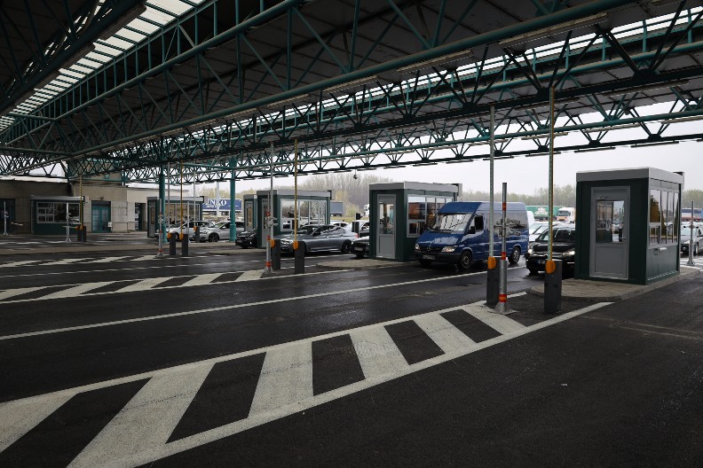 DEZOBARIJERE POSTAVLJENE NA HORGOŠU Ministastvo naložilo obaveznu dezinfekciju, otkriveni opasni virusi