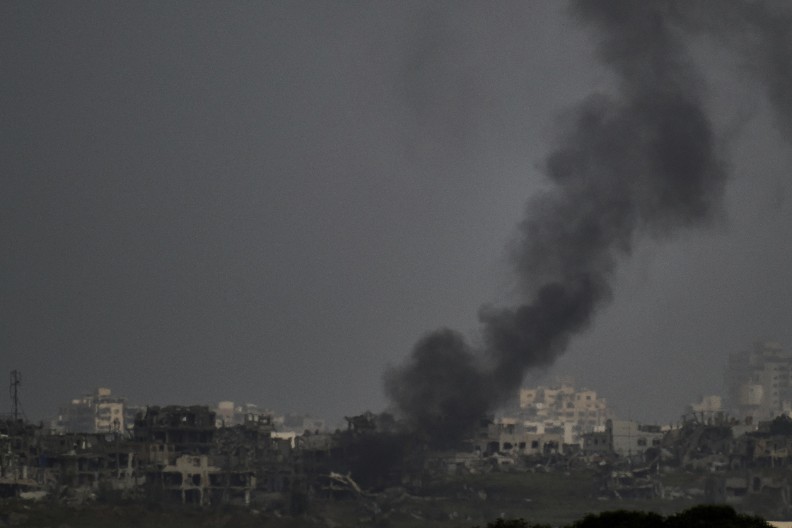 "GNUSNI MASAKR NEVINIH CIVILA" Izraelska vojska gađala školu, nađena tela 14 dece i pet žena