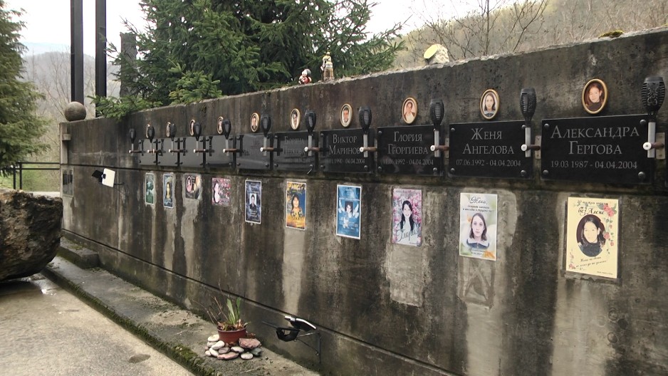 AUTOBUS PUN UČENIKA SLETEO U LIM, 12 OSNOVACA IZ BUGARSKE POGINULO Prošle su godine, ali sećanja ne blede