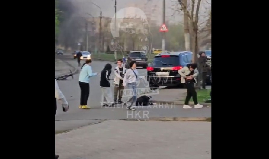 TELA NA ULICAMA, AUTOMOBILI GORE U PLAMENU: Stravične scene u rodnom gradu Zelenskog, 9 dece poginulo (VIDEO)