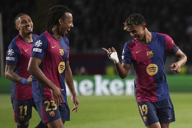 TEŠKO MU JE PAO KIKS Jedan od najboljih igrača Barselone potpuno izgubio živce, jedva su ga smirili (VIDEO)