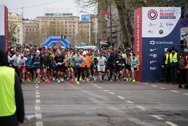 DRAMA NA BEOGRADSKOM MARATONU Trkač kolabirao, Hitna pomoć pokušala da ga oporavi, pa ga na kraju odvezla u bolnicu