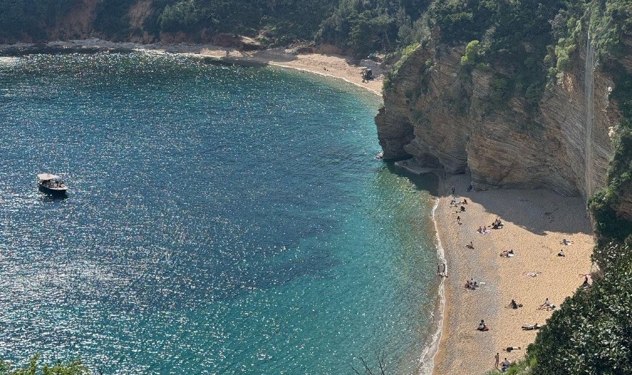 JUČE PLAŽE PUNE, DANAS ZIMSKA IDILA Šok iznad Budve u aprilu, sneg provejava kao da je januar