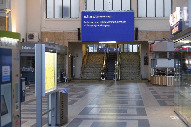 HITNA EVAKUACIJA 15.400 LJUDI, ZATVORENA ŽELEZNIČKA STANICA! Nađene bombe uz Drugog svetskog rata (FOTO)