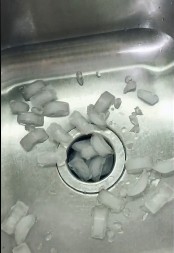 ŽENA JE UBACILA LED U SUDOPERU I ŠOKIRALA SE Kada vidite šta se desilo, i vi ćete to odmah uraditi!