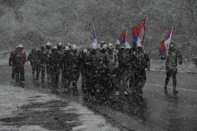 OVO MOGU SAMO SRBI SA KiM KOJI SU PEŠKE KRENULI ZA BEOGRAD! Dok sneg veje, oni ne ispuštaju zastavu Srbije! (FOTO)