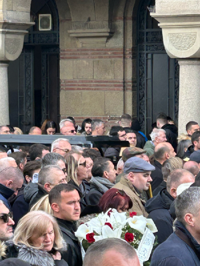 BIVŠEG MUŽA PEVAČICE NA SAHRANI RUTOVIĆA NIKO NIJE PREPOZNAO Pre 10 godina optužila ga je za nasilje: "Udario mi je jak šamar da sam se skoro onesvestila"