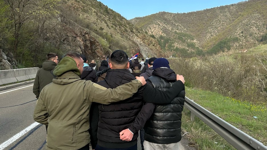 "KOSOVO JE SRCE SRBIJE!" Srbi sa Kosova i Metohije nastavljaju put na skup u Beogradu (VIDEO)