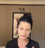 NAŠA VODITELJKA OBJAVILA SNIMAK IZ SPAVAĆE SOBE, PA ŠOKIRALA JAVNOST Detalj na njenom telu nikom nije promakao, šta će to tu? (FOTO)