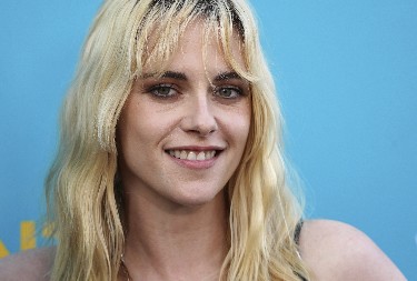 ZABORAVILA MAJICU KOD KUĆE Glumica ponovo izaziva golišavom pojavom, preko dekoltea stavila 2 stvari