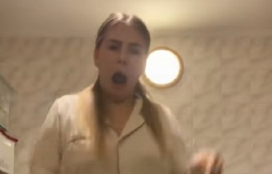 LJUDI MOJI, JEL MOGUĆE OVO? Tiktokerka doživela horor u kuhinji, mrtva riba ''pobegla'' iz pleha! (VIDEO)