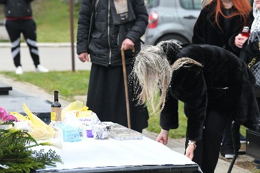 UDOVICA SAŠE POPOVIĆA NA GROB STAVILA OVO! Suzana ispoštovala najvažniji srpski običaj na pomenu od 40 dana