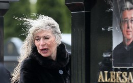 SAŠINOJ UDOVICI OVO URUČENO NA GROBLJU! Ni najmanje se nije nadala, evo kako je reagovala!