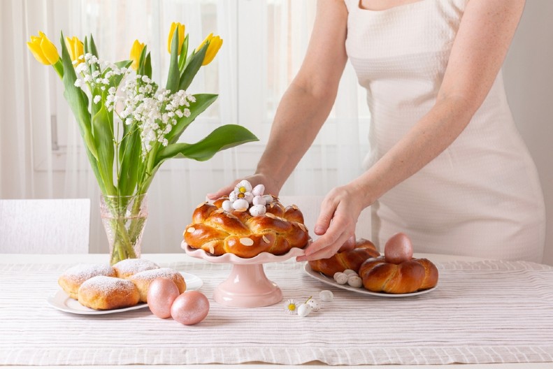 KAKO SE PRAVILNO ČESTITA USKRS Da li treba reći Vaistinu ili Voistinu?