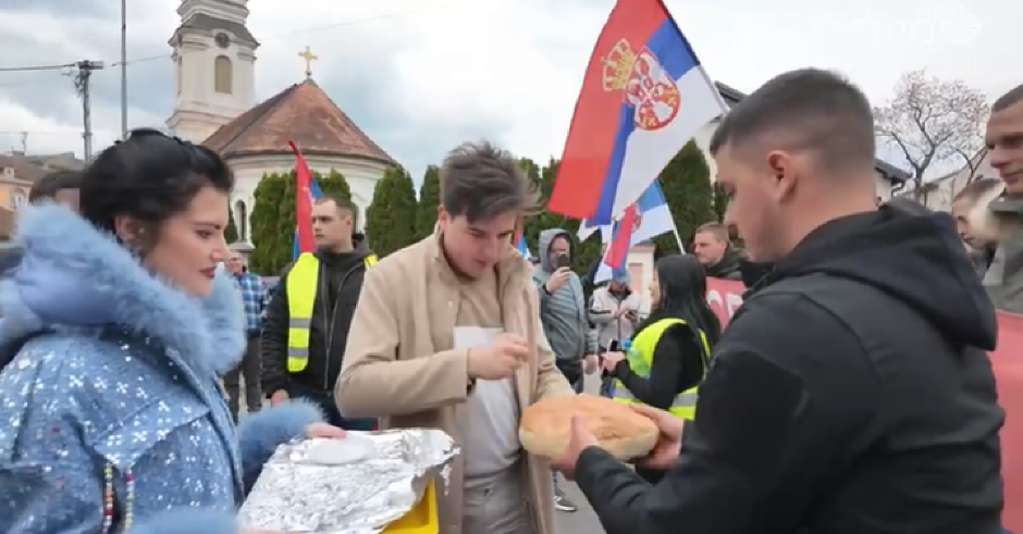 NOVOSADSKI STUDENTI STIGLI U BATAJNICU! Ništa ih nije moglo zaustaviti, došli su da podrže svoj narod: Građani im priredili srdačnu dobrodošlicu (VIDEO)