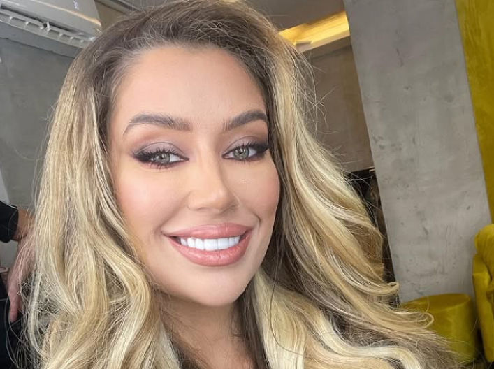 GORI DUBAI POD NOGAMA TEE TAIROVIĆ! Skinula se i pokazala gigantske obline (FOTO)