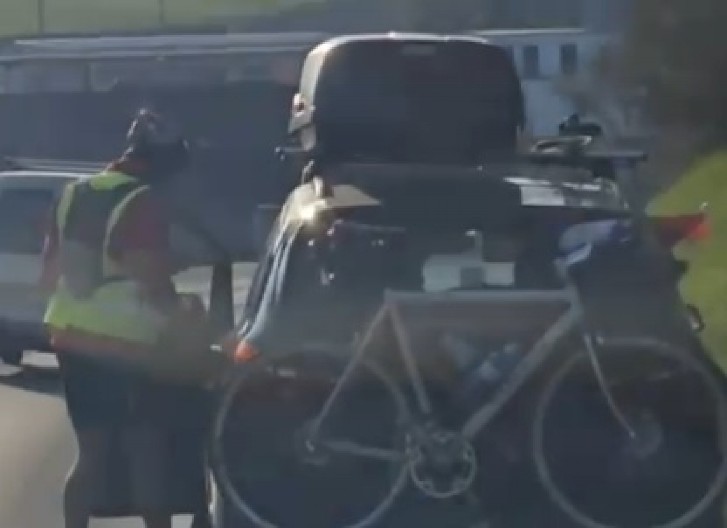 RASKRINKANI LAŽNI "STUDENTI BICIKLISTI" Tri kilometra pred snimanje se penju na bicikle, kamera SVE snimila! (VIDEO)