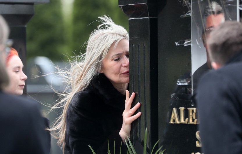 POSLE POMENA SAŠI, SUZANA SE TIHIM GLASOM OBRATILA NOVINARIMA Jednom rečenicom opisala život nakon smrti Popovića, pretužno