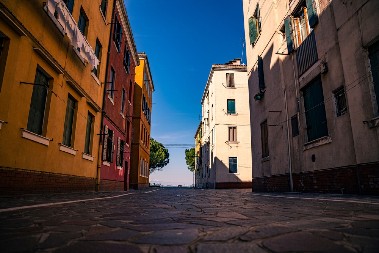 ZA GRADONAČELNIKA KANDIDOVANA VEŠTAČKA INTELIGENCIJA! Italijani kreirali Frančesku po uzoru na Moniku Beluči - šanse da odnese pobedu su ogromne?!