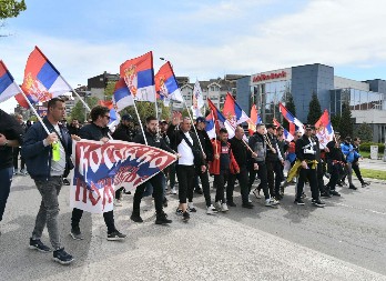 SRBI SA KiM NAPREDUJU KA BEOGRADU Naš narod pešice dolazi na Svenarodni sabor (FOTO)