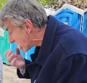 OVO JE SRBIJA KOJU SU NAM ZAVEŠTALI PRECI! Najlepša slika sa ulica Beograda - pristojna Srpkinja nahranila blokadera (VIDEO)