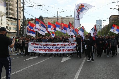 GRAĐANI ČEKAJU ZASTAVU SRBIJE: Sve spremno za svečani defile, stigli su i Srbi sa Kosova i Metohije (VIDEO)