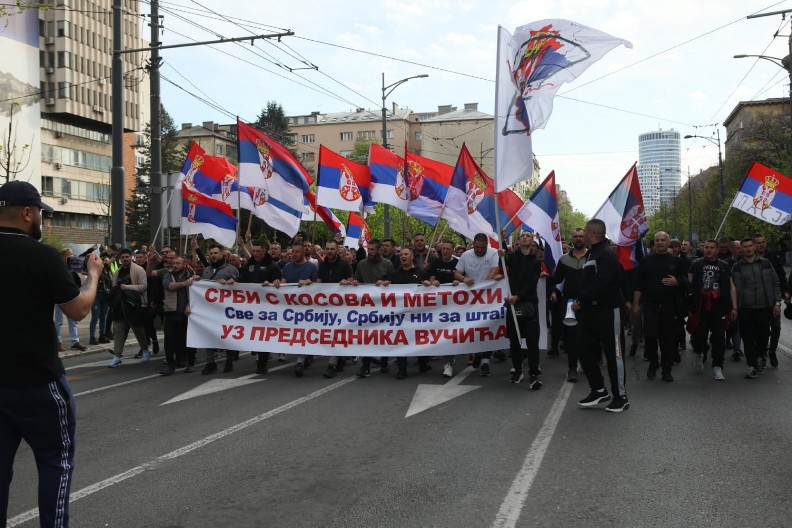 GRAĐANI ČEKAJU ZASTAVU SRBIJE: Sve spremno za svečani defile, stigli su i Srbi sa Kosova i Metohije (VIDEO)