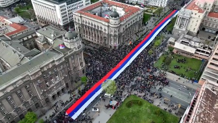 SPEKTAKULARAN PRIZOR NAJVEĆE SRPSKE ZASTAVE: Veličanstven prizor u centru Beograda! (FOTO, VIDEO)