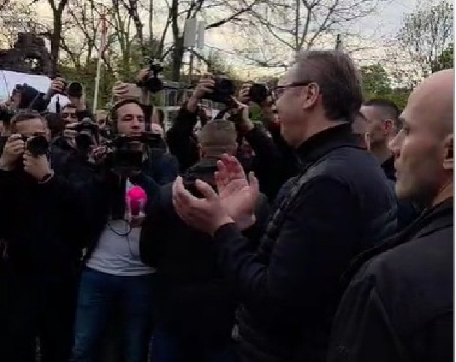 VUČIĆ APLAUZOM DOČEKUJE NAJVEĆU ZASTAVU SRBIJE: Predsednik sa osmehom na licu kad je video spektakularnu kolonu građana (VIDEO)