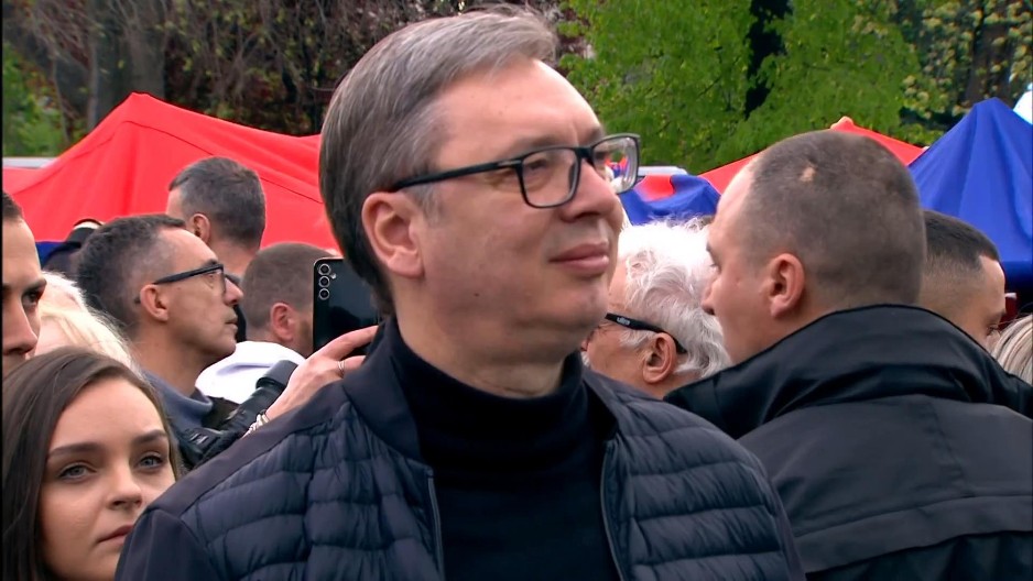 "BORIMO SE ZA ŽIVOT SRBIJE, I USPEĆEMO!" Predsednik Vučić sa građanima ispred Skupštine, poslao snažnu poruku!