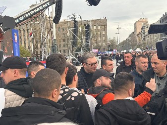 VUČIĆ SA SRBIMA SA KOSOVA I METOHIJE: Predsednik u zagrljaju svog naroda (VIDEO)