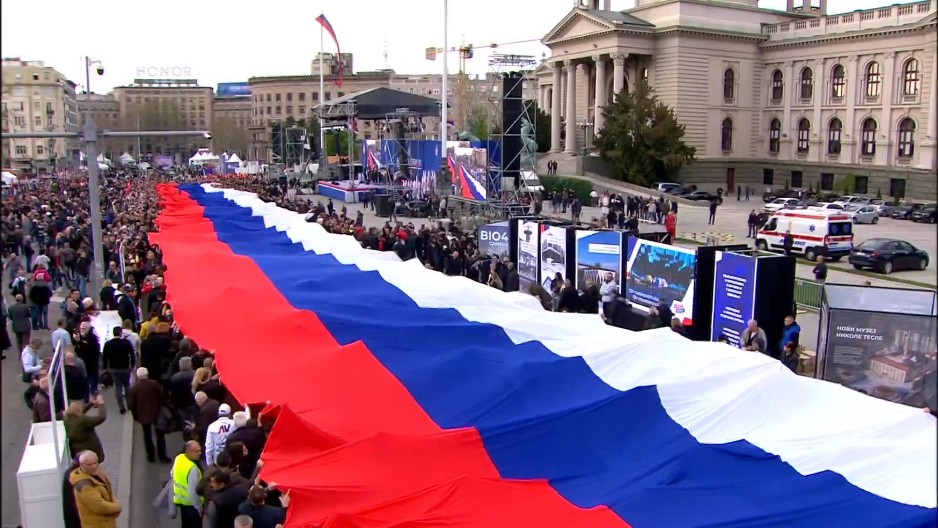 NAJDUŽA ZASTAVA U ISTORIJI SRBIJE TEŠKA JE 400 KILOGRAMA: Toliko je bilo teško izneti je na rukama!