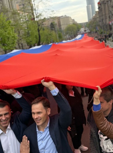 SINIŠA MALI PONEO NAJDUŽU ZASTAVU PA PORUČIO: Ispred ove zastave stoji i naša obaveza da ne zaboravimo zašto smo ovde – zbog budućnosti, zbog generacija koje dolaze i svih građana Srbije!