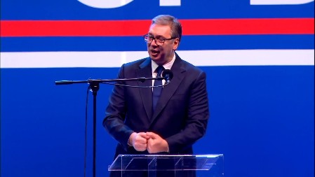 VUČIĆ SE OGLASIO VIDEO-PORUKOM Nepregledna masa ljudi u Beogradu i ove 3 reči - "Ne damo Srbiju!"