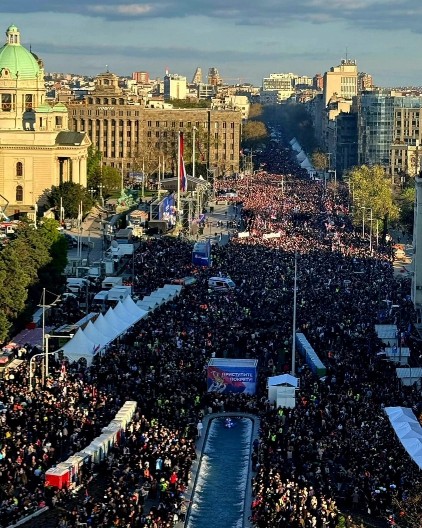 "PODIGLA SE ČASNA SRBIJA" Vučić objavio snimak: Pogledajte kako izgleda kada pošteni ljudi dođu (VIDEO)
