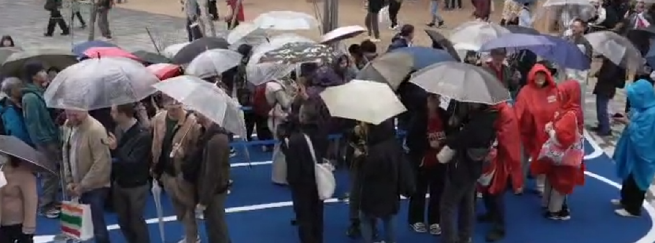 ALO! NOVINARI U OSAKI UVERILI SE SVOJIM OČIMA, JAPANCI SU ODUŠEVLJENI: Pogledajte, čekaju po kiši da posete srpski paviljon! (VIDEO)