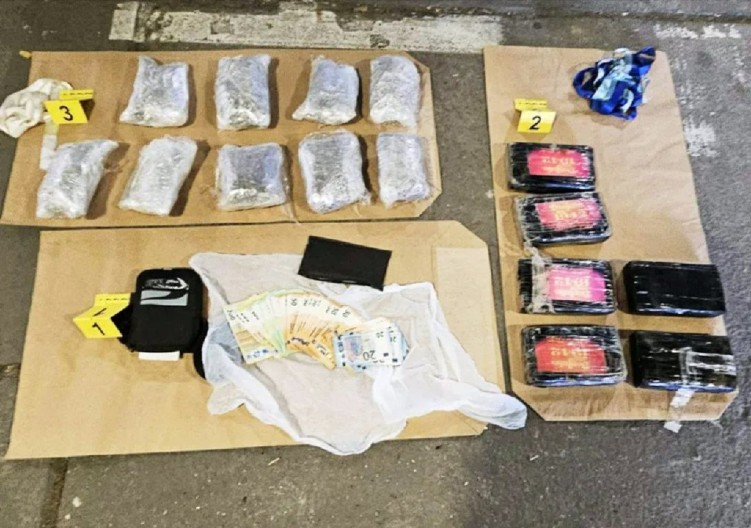 ZAPLENJENO 56 LITARA AMFETAMINSKOG ULJA I VIŠE OD 15 KILA DROGE Pao vođa (50) grupe sa klincima!